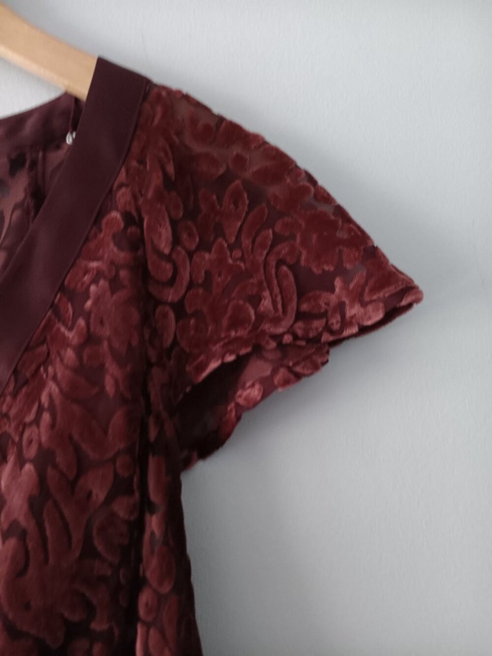 Daisy Fuentes Burgundy Burnout Velvet V Neck Top Fairycore Romantic M - Picture 3 of 6